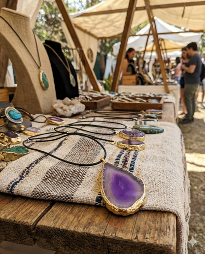 Collar con dije de ágata violeta natural – Energía, estilo y protección