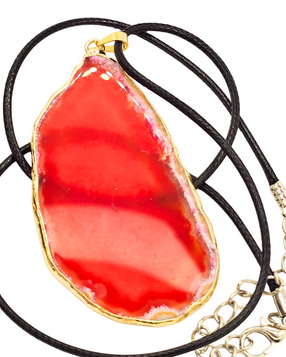 Collar piedra natural roja con borde dorado