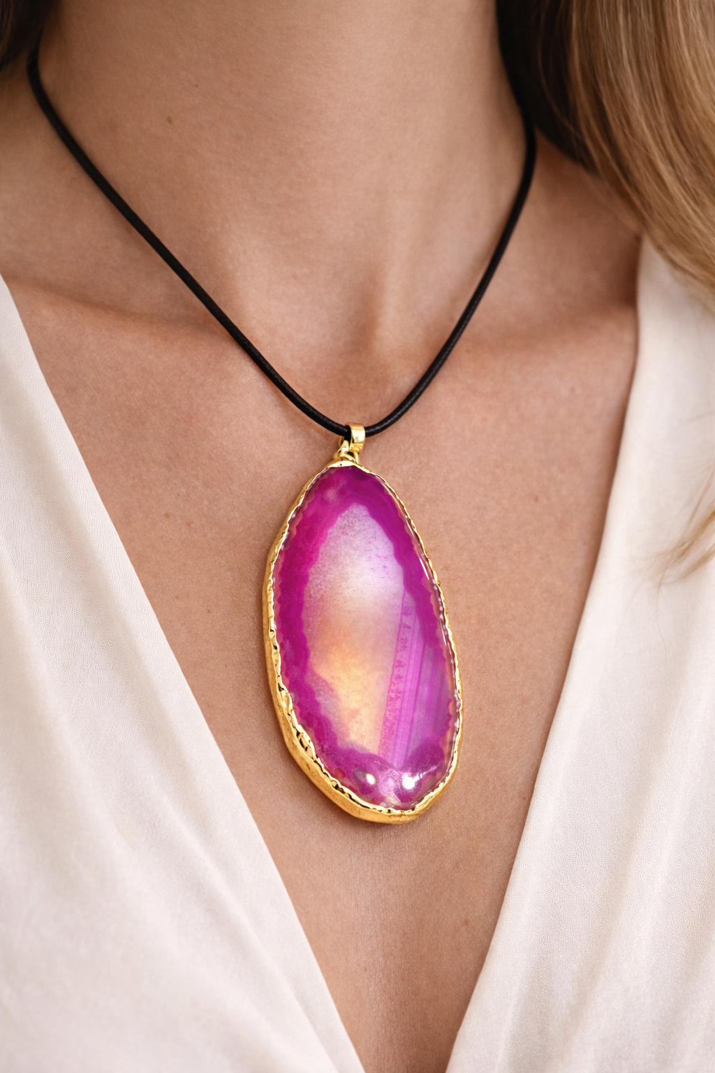 Collar piedra natural fucsia con borde dorado