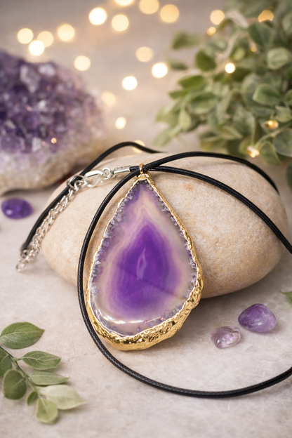 Collar con dije de ágata violeta natural – Energía, estilo y protección