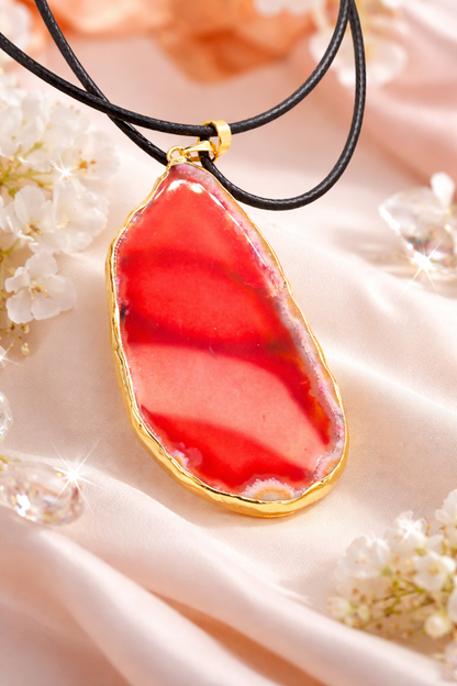 Collar piedra natural roja con borde dorado