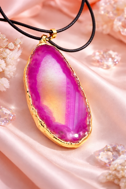 Collar piedra natural fucsia con borde dorado